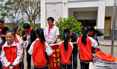 麥克威 關愛貧苦小學生
